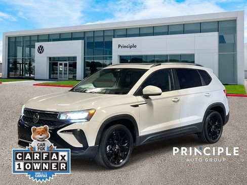 Certified 2022 Volkswagen Taos SE w/ Panoramic Sunroof Package image 1