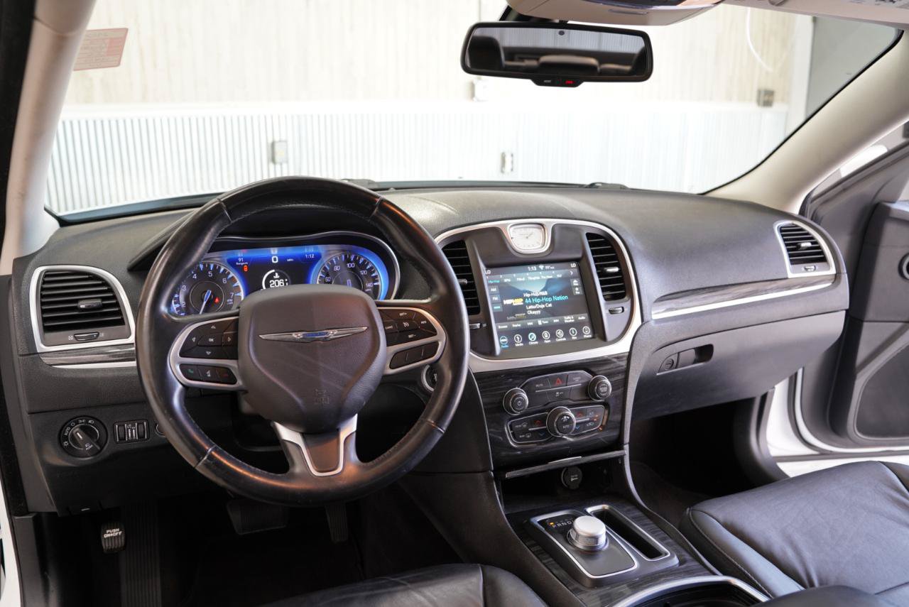 Used 2018 Chrysler 300 Touring L RWD image 11