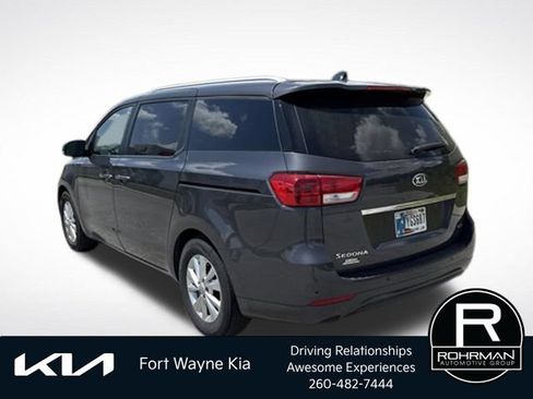 Used 2017 Kia Sedona LX w/ LX Essentials Premium Package FWD image 3
