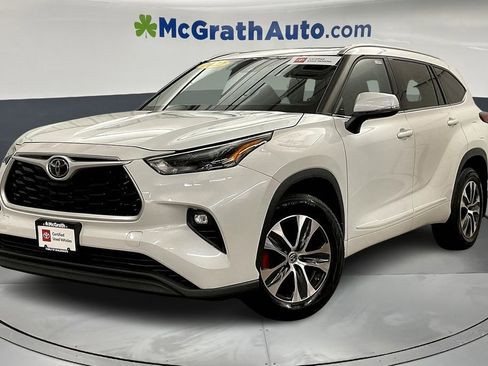Used 2022 Toyota Highlander XLE image 2