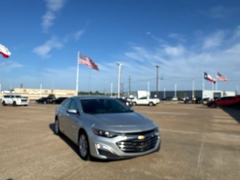 Used 2020 Chevrolet Malibu LT FWD image 2