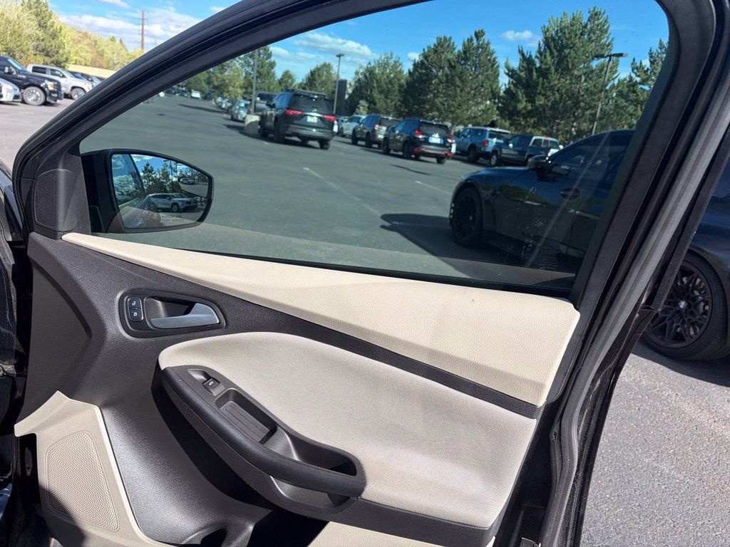 Used 2017 Ford Focus SE FWD image 9