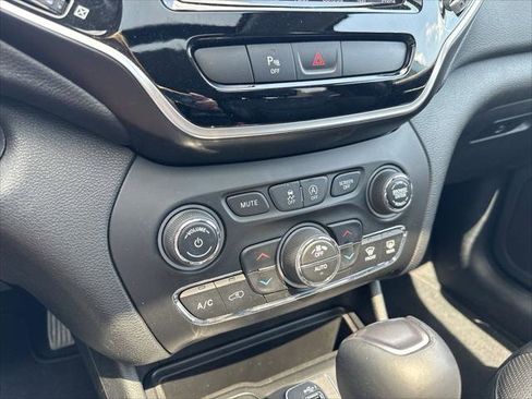 Certified 2019 Jeep Cherokee Limited w/ Luxury Group AWD/4WD image 17