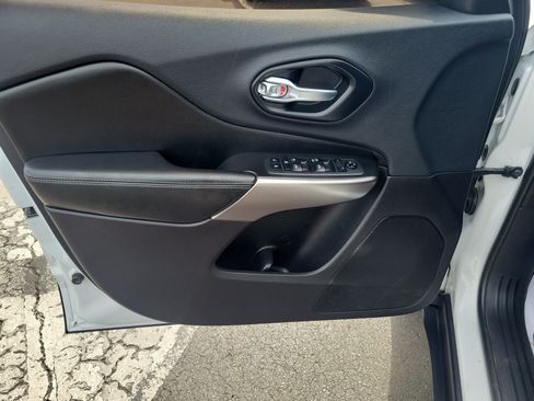 Used 2019 Jeep Cherokee Latitude w/ Popular Appearance Group FWD image 20