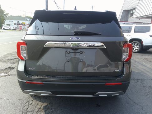 Used 2020 Ford Explorer XLT w/ Equipment Group 202A AWD/4WD image 4