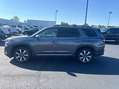 Used 2025 Honda Pilot Touring image 4