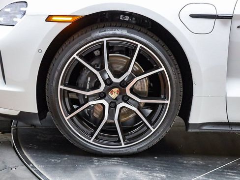 Used 2025 Porsche Taycan image 10