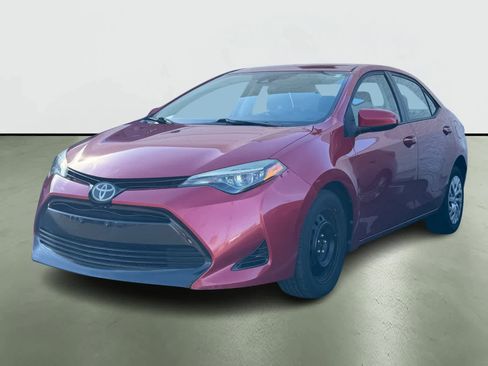 Used 2018 Toyota Corolla LE image 2
