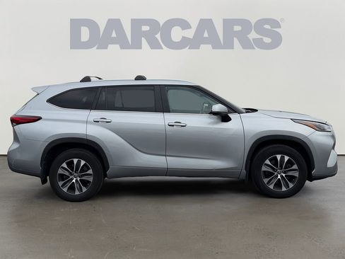 Used 2023 Toyota Highlander XLE AWD/4WD image 8