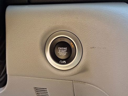 Used 2024 Chrysler Pacifica Touring-L FWD image 25