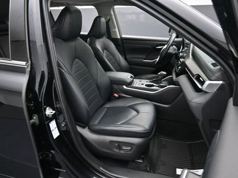 Used 2021 Toyota Highlander XLE image 28