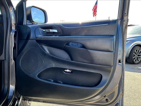 Used 2017 Dodge Grand Caravan SE FWD image 26
