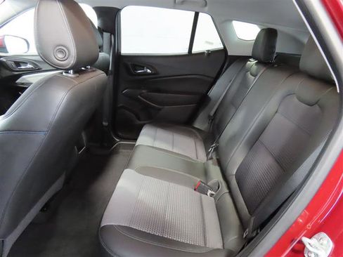 Used 2025 Chevrolet Trax LT w/ LT Convenience Package FWD image 29
