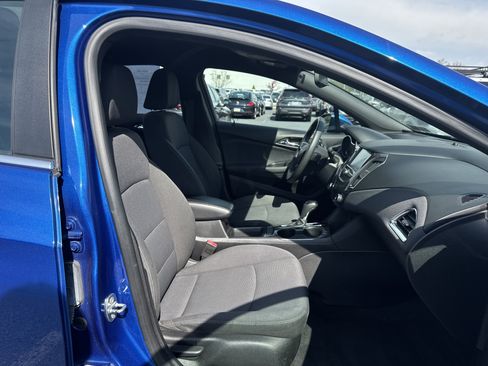 Used 2018 Chevrolet Cruze LT w/ Convenience Package image 11