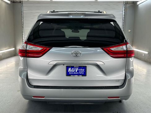 Used 2018 Toyota Sienna LE w/ Carpet Mat Package FWD image 7