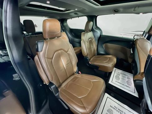 Used 2019 Chrysler Pacifica Limited w/ Tire & Wheel Group FWD image 31