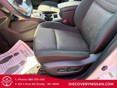 Used 2019 Nissan Rogue SV w/ Premium Package FWD image 12