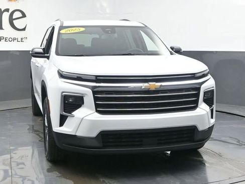 Used 2025 Chevrolet Traverse LT image 52