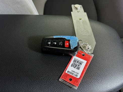Used 2019 Toyota RAV4 XLE w/ Convenience Package FWD image 33