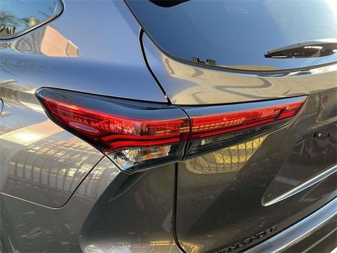 Used 2022 Toyota Highlander XSE image 11