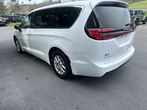 Used 2024 Chrysler Pacifica Touring-L FWD image 6