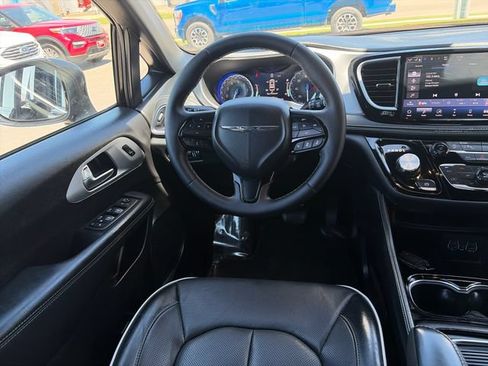 Used 2025 Chrysler Pacifica Limited FWD image 31