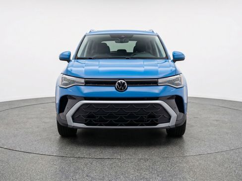 Used 2025 Volkswagen Taos SE image 2