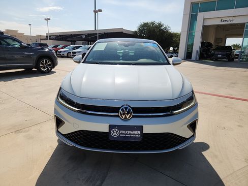 Certified 2025 Volkswagen Jetta SE w/ Sunroof Package FWD image 2