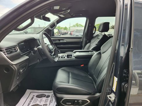 Used 2025 Jeep Wagoneer Series II AWD/4WD image 24