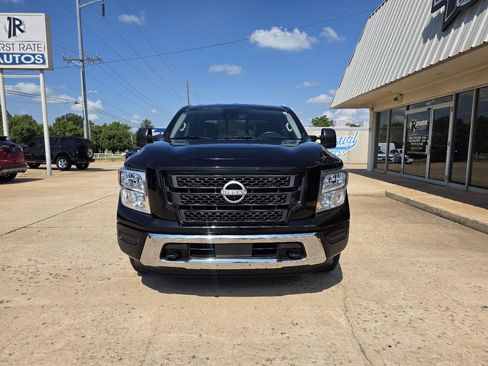Used 2024 Nissan Titan SV w/ SV Convenience Package RWD image 2