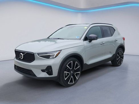 Certified 2025 Volvo XC40 B5 Plus AWD/4WD image 7