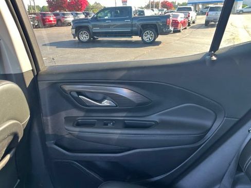 Used 2024 GMC Terrain SLT w/ Infotainment Package II FWD image 11
