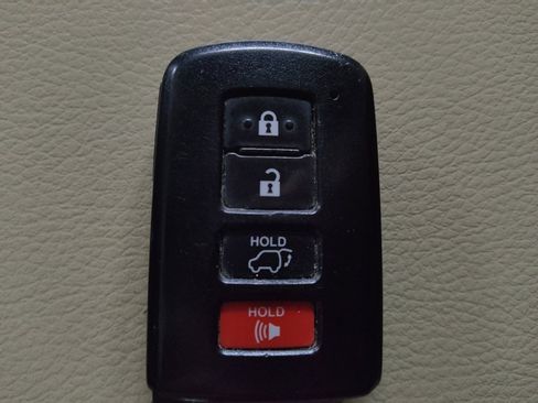 Used 2019 Toyota Highlander SE image 32