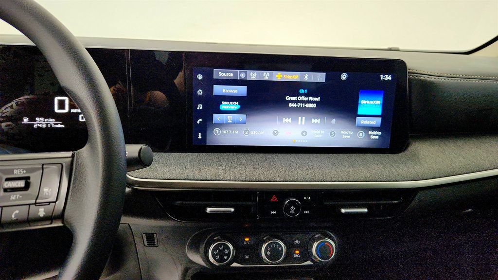 Used 2025 Nissan Kicks SV AWD/4WD image 16