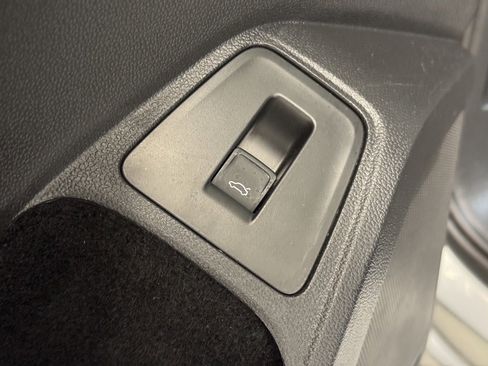 Used 2022 Volkswagen Tiguan SE image 11