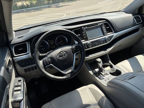 Used 2017 Toyota Highlander XLE AWD/4WD image 11