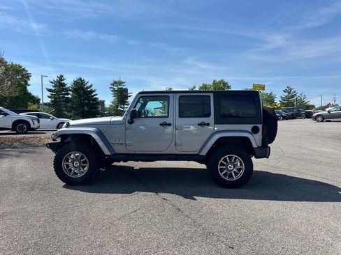 Used 2018 Jeep Wrangler Unlimited Sahara w/ Connectivity Group AWD/4WD image 8
