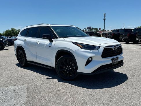 Used 2025 Toyota Highlander XLE AWD/4WD image 1