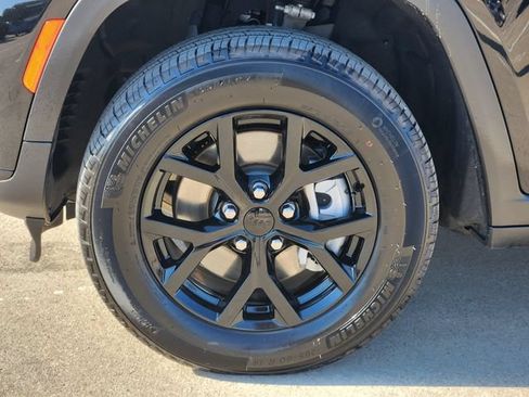 Used 2025 Jeep Grand Cherokee L Altitude RWD image 17