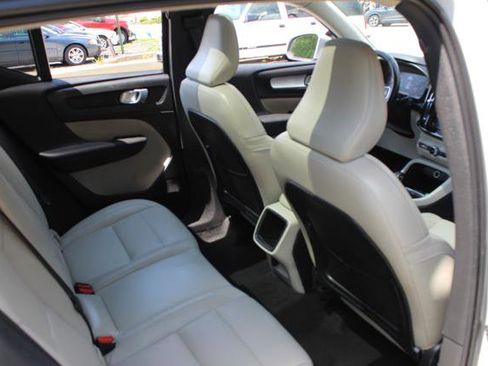 Used 2020 Volvo XC40 T5 Momentum w/ Protection Package image 31