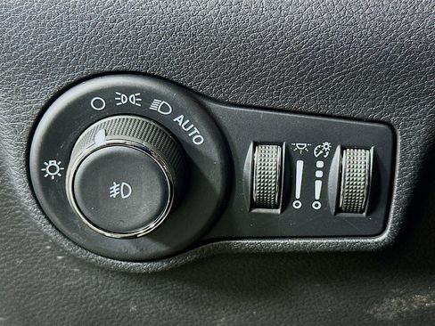 Used 2022 Jeep Compass Limited image 17