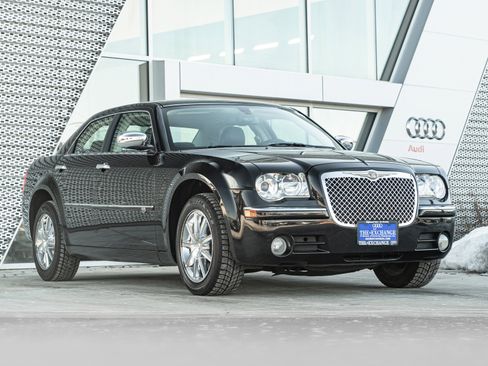 Used 2010 Chrysler 300 C image 1