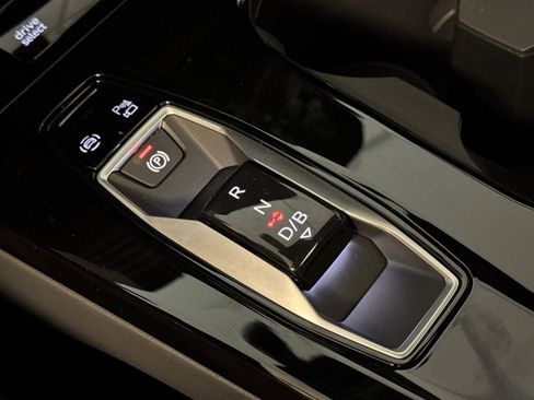 New 2025 Audi Q6 e-tron Premium Plus image 21