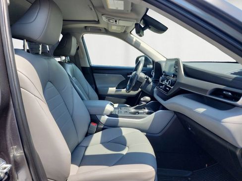 Used 2022 Toyota Highlander XLE AWD/4WD image 16
