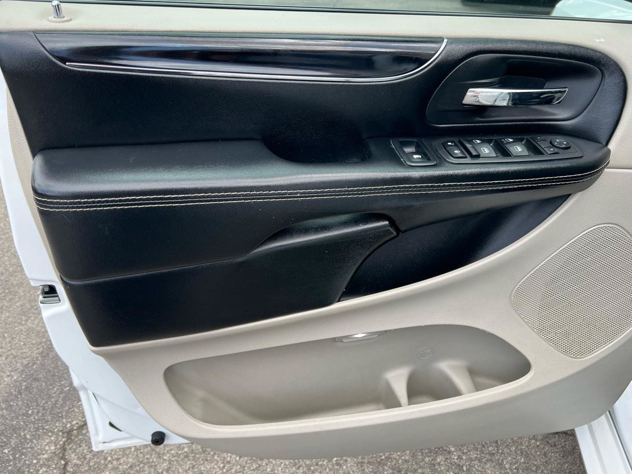 Used 2019 Dodge Grand Caravan SXT FWD image 11