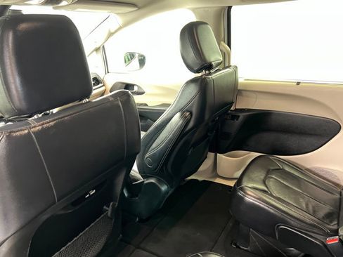 Used 2022 Chrysler Pacifica Touring-L image 18