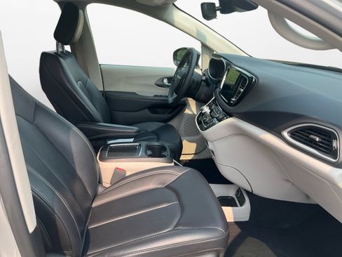 Used 2024 Chrysler Pacifica Touring-L FWD image 15