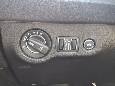 Used 2019 Chrysler 300 Touring w/ Driver Convenience Group image 16