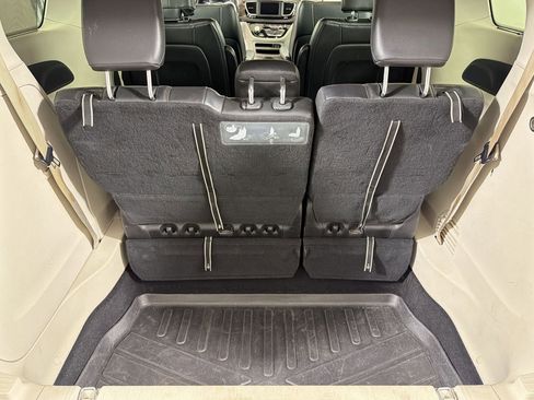 Used 2019 Chrysler Pacifica Touring-L image 20