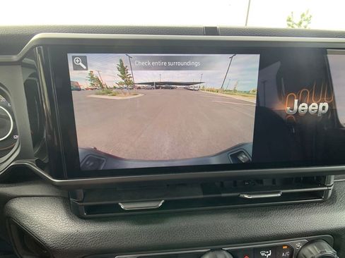 Used 2024 Jeep Gladiator Sport image 22